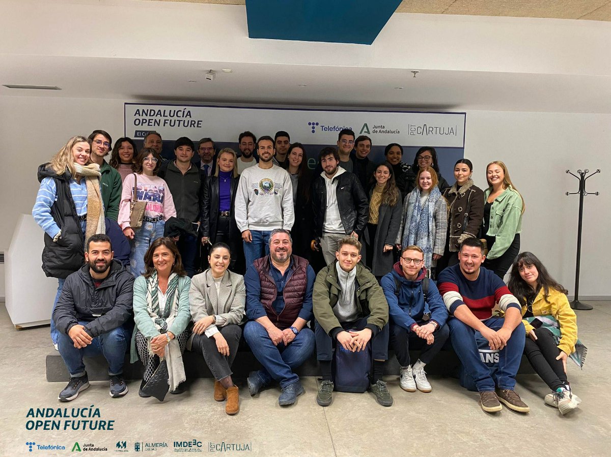 OpenFuture_And's tweet photo. #AprendizajeEnAcción
Los estudiantes de 4º de #Administración y Dirección de Empresas de la #UniversidadDeSevilla visitan a diferentes #startups #elCubo!
Comparten proyectos y los alumnos ponen en práctica sus habilidades con un plan de negocio real.
#Emprendimiento #SomosAOF . https://t.co/fTQv8c1xRX