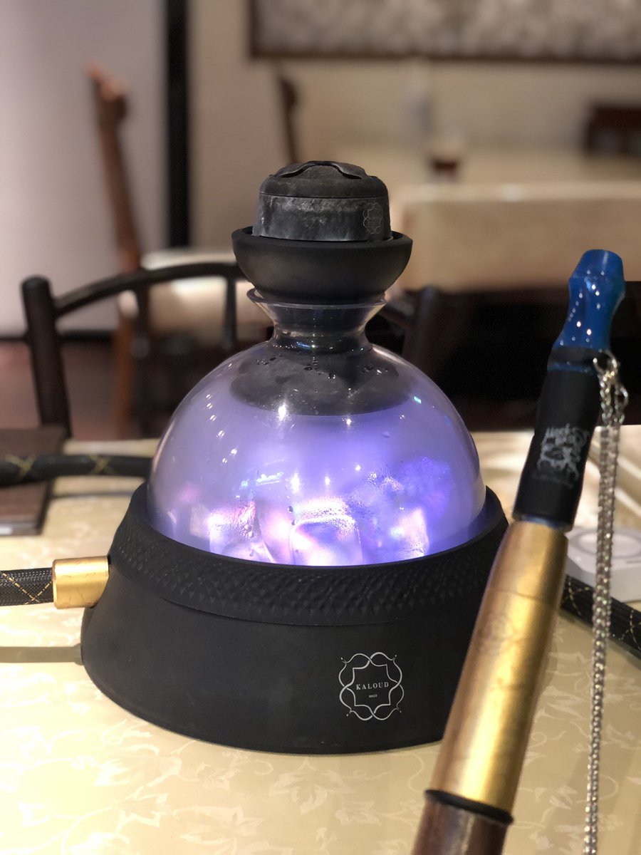 Shisha_M0's tweet photo. #Shisha #カラウド #kaloud #KALOUD 
高級感あるカラウドでシーシャ吸いませんか？？一台10万円くらいする台ですが
Shisha Moでは通常２時間３０００円とワンドリンクでお楽しみいただけます🦖🦖🦖

が、このツイートにいいねくだされば２時間ワンドリンク込みで２０００円でご利用いただけます🦕🦕🦕 https://t.co/rVQMgpVYwV