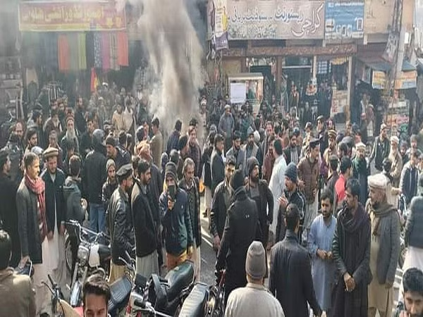 adara_khan's tweet photo. The people of #GilgitBaltistan are
completely fed off of the #Pakistan rule!
They are devoid of basic things like food
fuel and electricity which is horrible!
#GilgitBaltistanProtest https://t.co/eLfmweFXn4