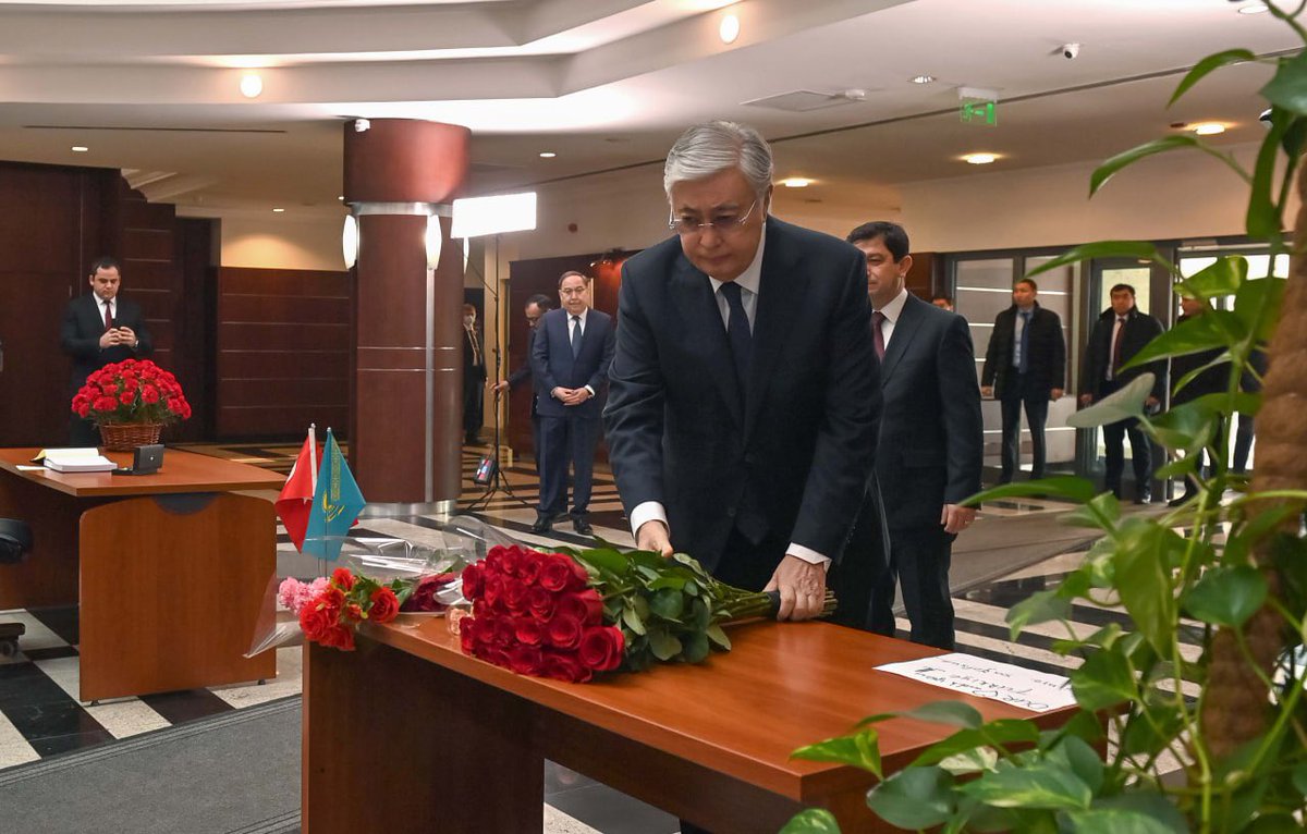 🇰🇿 🇹🇷 President Kassym-Jomart Tokayev visited the Turkish Embassy in #Kazakhstan, expressed his support to the brotherly nation affected by the disastrous #earthquake and said Kazakhstan will provide comprehensive assistance to #Türkiye.