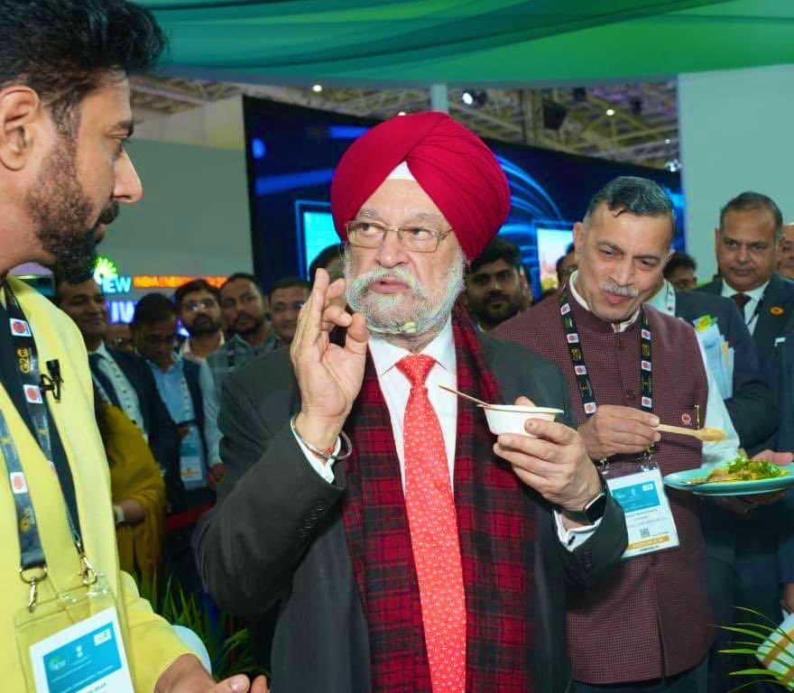 neelkantbakshi's tweet image. #millet खिचड़ी , बनी #SolarCooktop ते , बनायी Celebrity Chef- @ranveerbrar जी ने ..
पसंद आयी भारत सरकार दे मंत्री @HardeepSPuri जी नू वी, 
तूसी वी ट्राय करो जी 🙏 हरी मिर्च ते प्याज़ नाल 👍

#IndiaEnergyWeek 

#InternationalYearOfMillets