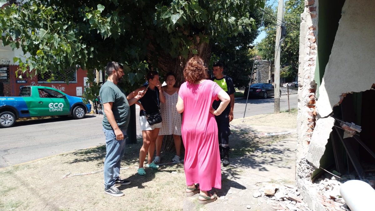 TemperleyEste's tweet photo. 🔶️ El Delegado Damián Salgado, se acercó a Riobamba esq. J.V. Gonzalez, donde ocurrió un accidente y le brindo ayuda a la familia afectada, mientras el equipo realizaba la limpieza del lugar.

• Trabajamos en conjunto con Defensa Civil, Bomberos, Policia y Salud.
 #mlz https://t.co/CcsyhsWU8W