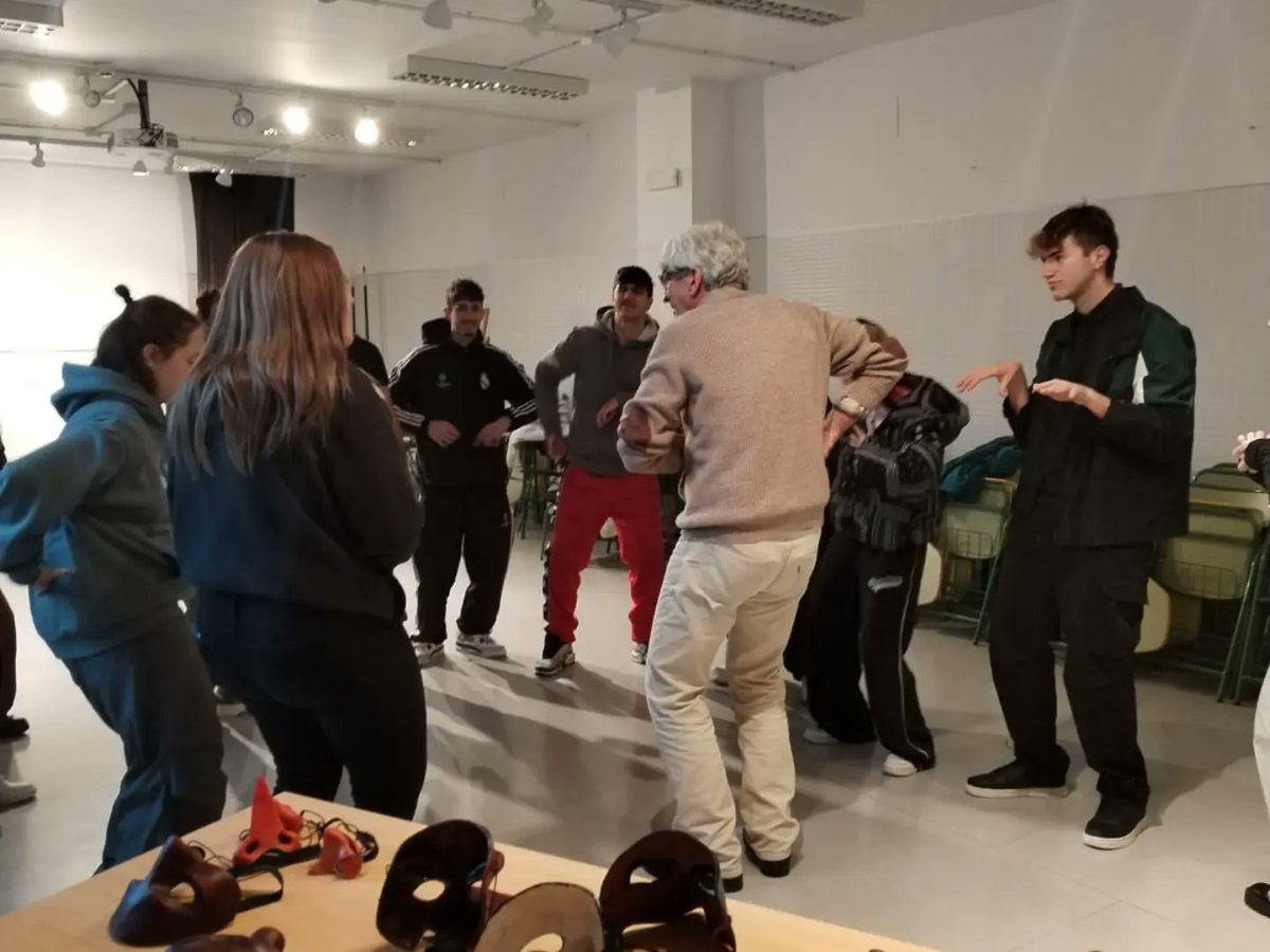 EAAlbacete's tweet photo. Ayer, el gran Paco Redondo está impartió un taller de Comedia dell'Arte a nuestros alumnos de Escénicas. Un lujo. #pacoredondo #eateatro #commediadelarte #esacueladeartealbacete #artesescenicas https://t.co/o9ojP0oX9Z