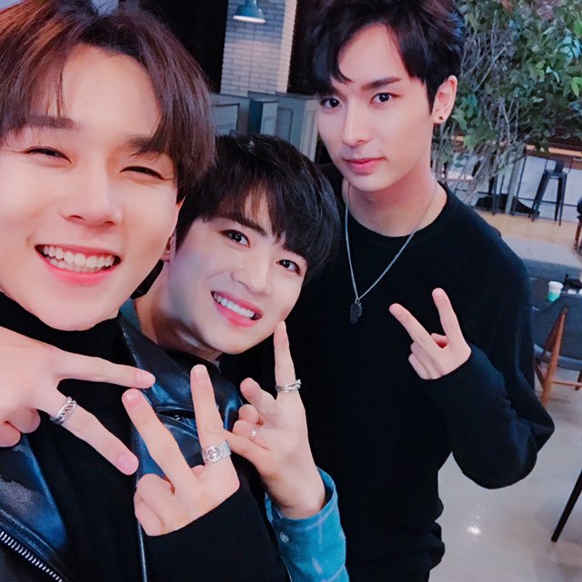 allthingsyanan's tweet photo. 170208 #YANAN Fancafe https://t.co/cFcMiqcIPT