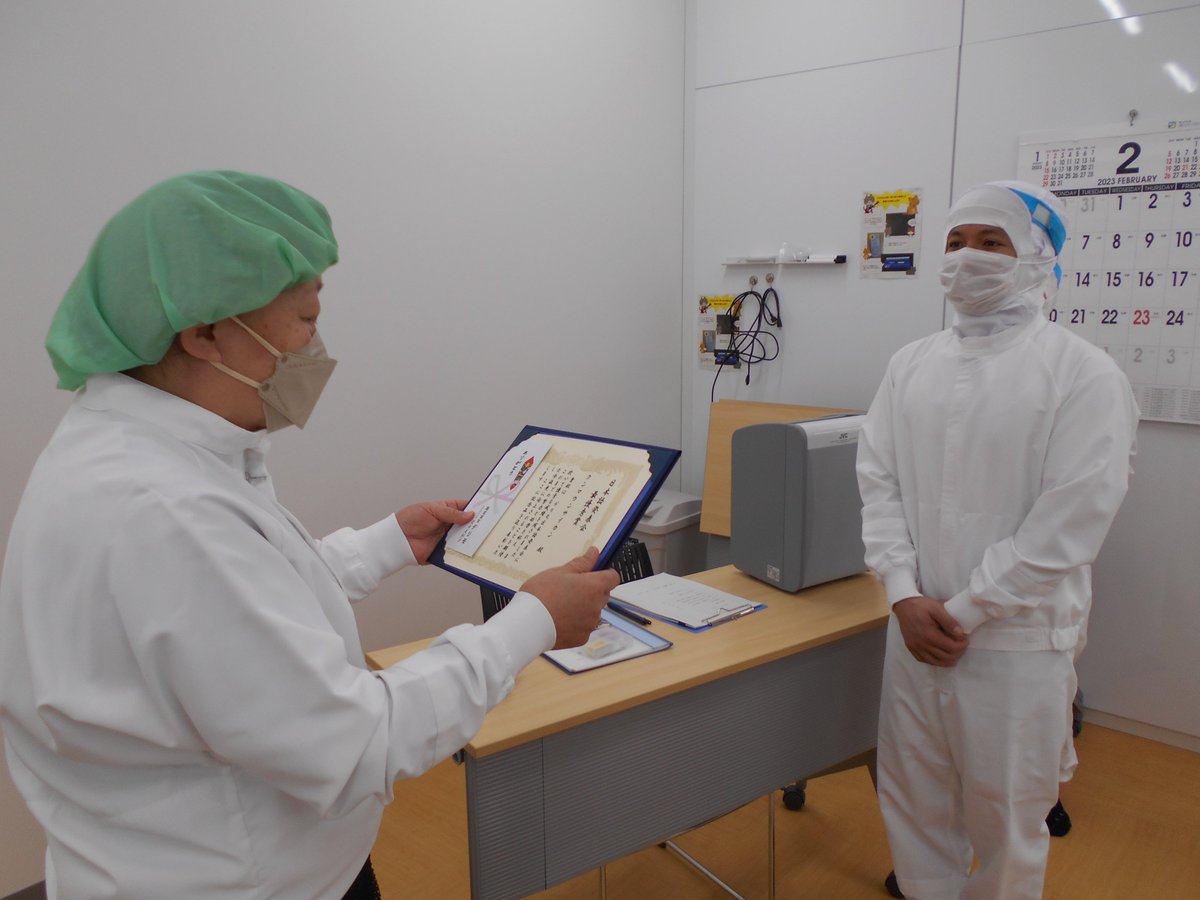 delimo_'s tweet image. 2022年6月から入社した技能実習生で日本語でのスピーチに長けた2名の表彰が行われました。
何も見ないでスピーチできていたのがすごい！