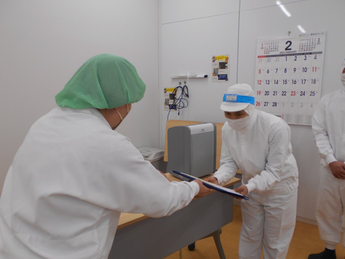 delimo_'s tweet image. 2022年6月から入社した技能実習生で日本語でのスピーチに長けた2名の表彰が行われました。
何も見ないでスピーチできていたのがすごい！