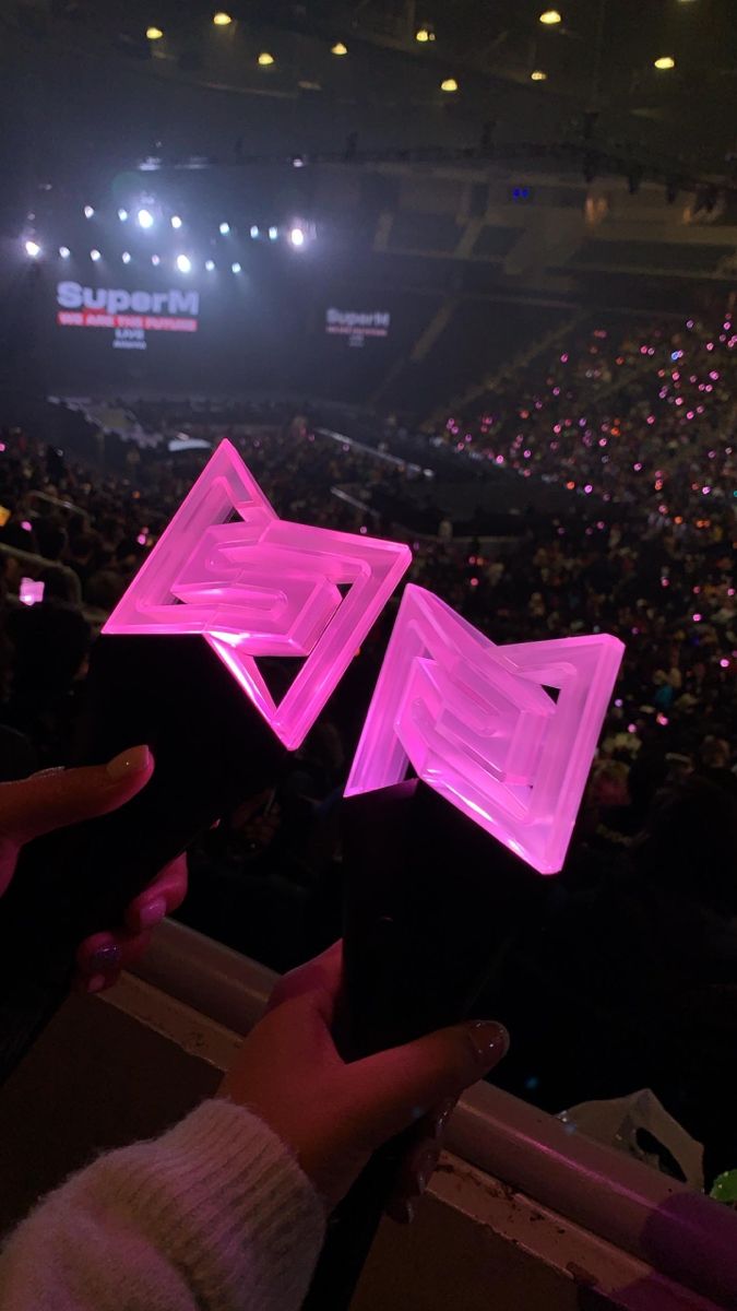 txtfromsuperm's tweet photo. Nah, kalau pamerin lightstick fansnya SuperM bisa nih..

Tapi, yg gabisa di pamerin fans SuperM mah cuma satu doang kok☺
Gabisa pamer nama fandom😋😋 https://t.co/Q5zewZKOLD