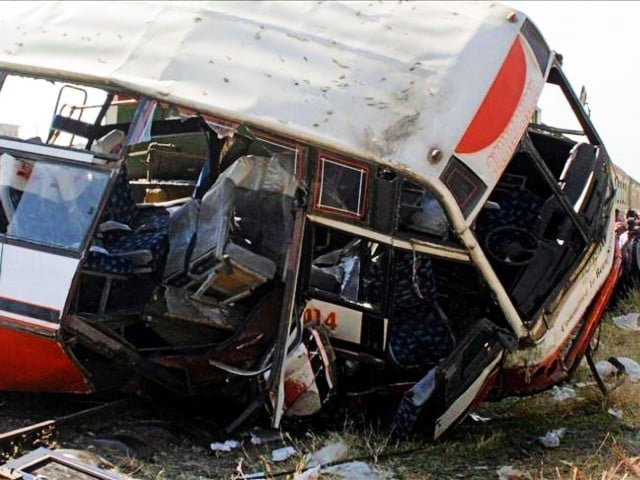 KPTribune's tweet photo. At least 25 people were killed as a passenger bus collided with a car on the #Karakoram Highway and fell into a ditch near the Shitial area of #KhyberPakhtunkhwa’s Upper #Kohistan district late Tuesday night.

#KP https://t.co/40Ga0UndyW