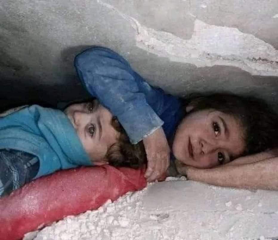 She stayed protecting her younger brother's head under the rubble for 17 hours and received the rescue with a smile
Her smile despite the difficult circumstances shows her strength and resilience
#TurkeyEarthquake #TurkeySyriaEarthquake #Turkey
