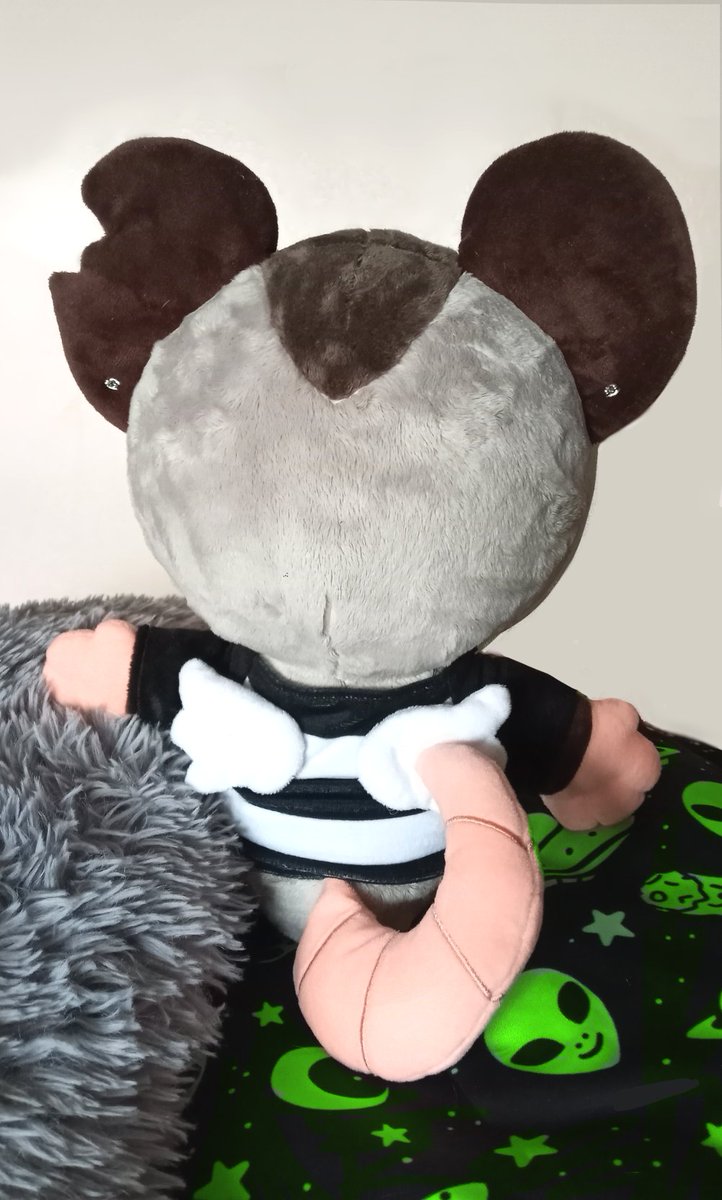 ✨Elliot the Possum Giveaway✨

It is simple...

- Like 
-Follow
- Retweet

If the plushie is fully funded, three people will receive an Elliot of their own! 

If you'd like to support Elliot meet his goal, please consider purchasing here:

opossuminc.myshopify.com/products/ellio… 🖤