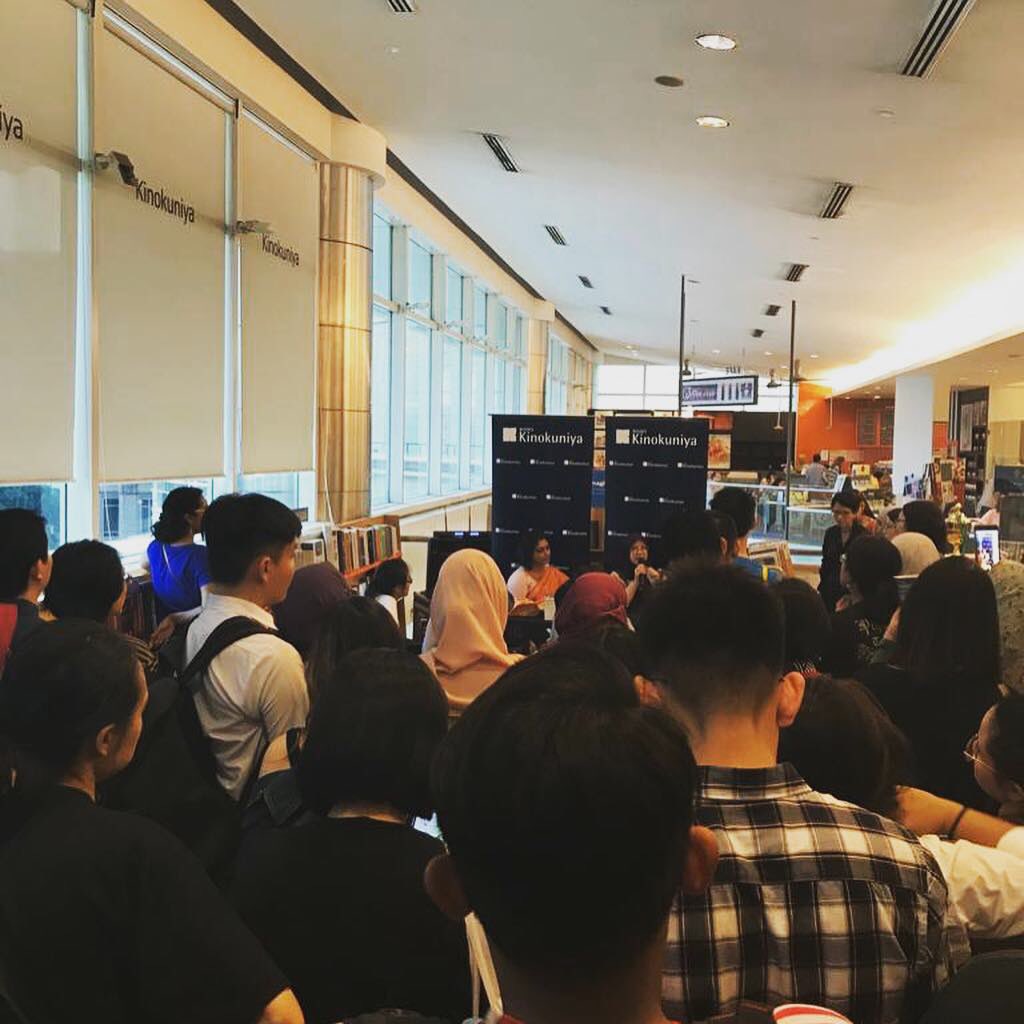 hannaalkaf's tweet photo. Throwback to the book launch at @kinokl. Terkejut weh when I saw how many people turned up. My family waited for me at a restaurant while I signed books; it took me two hours and by the time I got there everyone was done and the food was cold 😂 https://t.co/3qeiIkU3bl