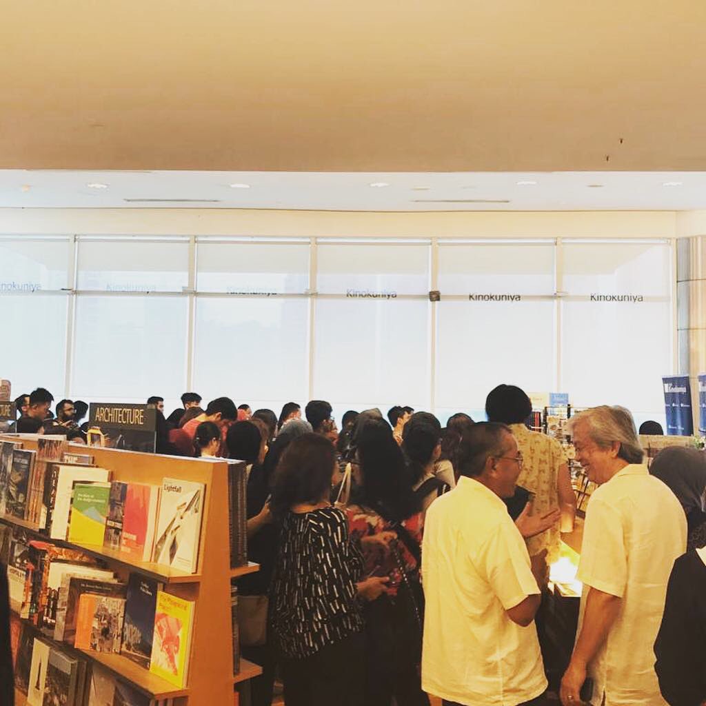 hannaalkaf's tweet photo. Throwback to the book launch at @kinokl. Terkejut weh when I saw how many people turned up. My family waited for me at a restaurant while I signed books; it took me two hours and by the time I got there everyone was done and the food was cold 😂 https://t.co/3qeiIkU3bl