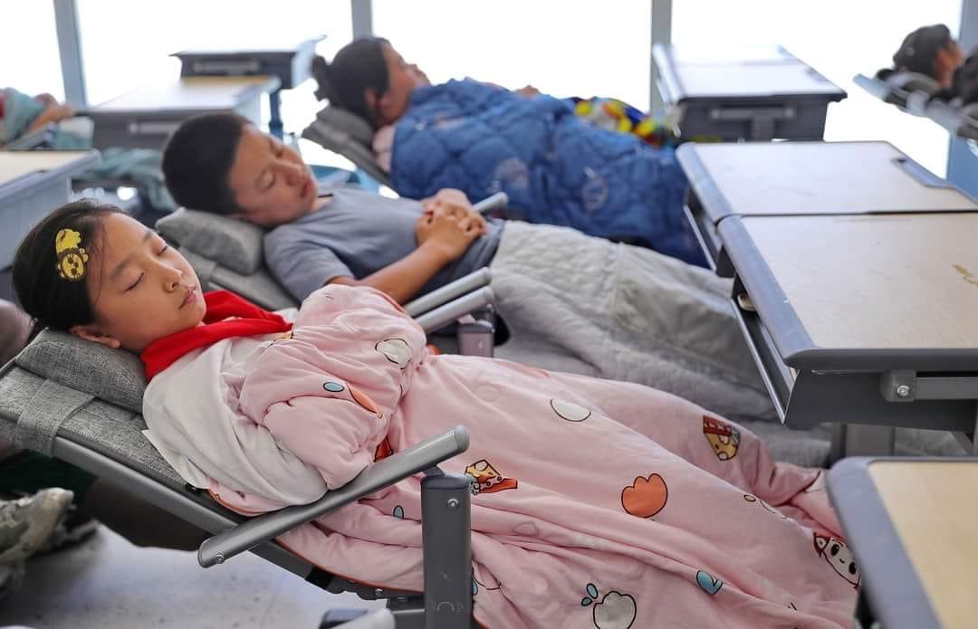 Basniixz's tweet image. อยากให้ออฟฟิศทุกออฟฟิศมีเวลานอน สัก 30 นาที จัง