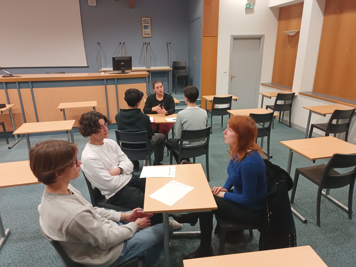 Frederic_SAUTON's tweet photo. L'opération Coup de boost est lancée avec le @CJD_Rennes !!
Rencontre des élèves de première stmg du @lyceejarennes avec 5 membres autour d'un speed dating : échanges sur l'expérience professionnelle et scolaire d'un côté et vision de l'avenir  des jeunes. https://t.co/F49KstNAy3