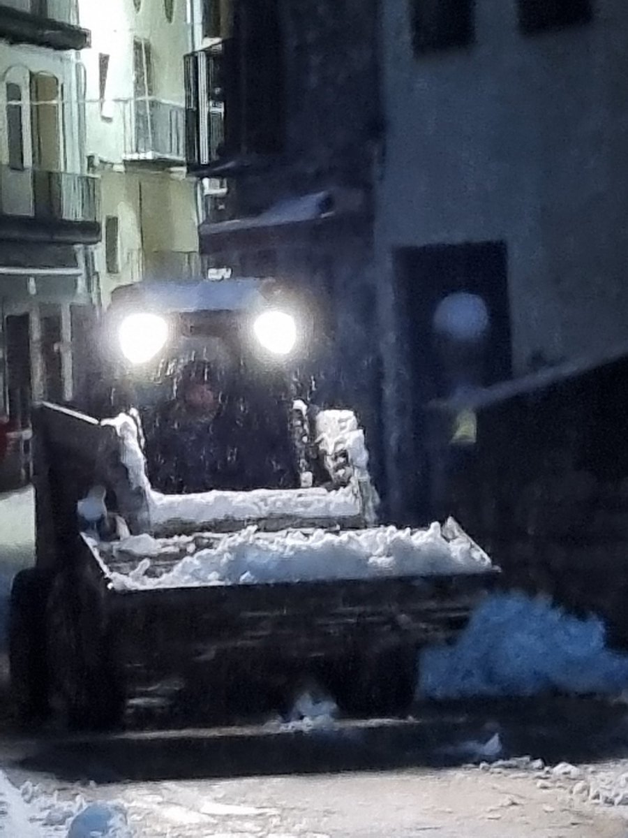 #Bondia #Morella ❄️
Les brigades estan treballant en la neteja de neu.

🚍Ens informen que NO hi haurà transport escolar en la jornada d'avui.

🧑‍🏫Els centres educatius estaran OBERTS i l'accés es recomana que es realitze a peu.

🚗 En la mesura del possible, evitem el vehicle.