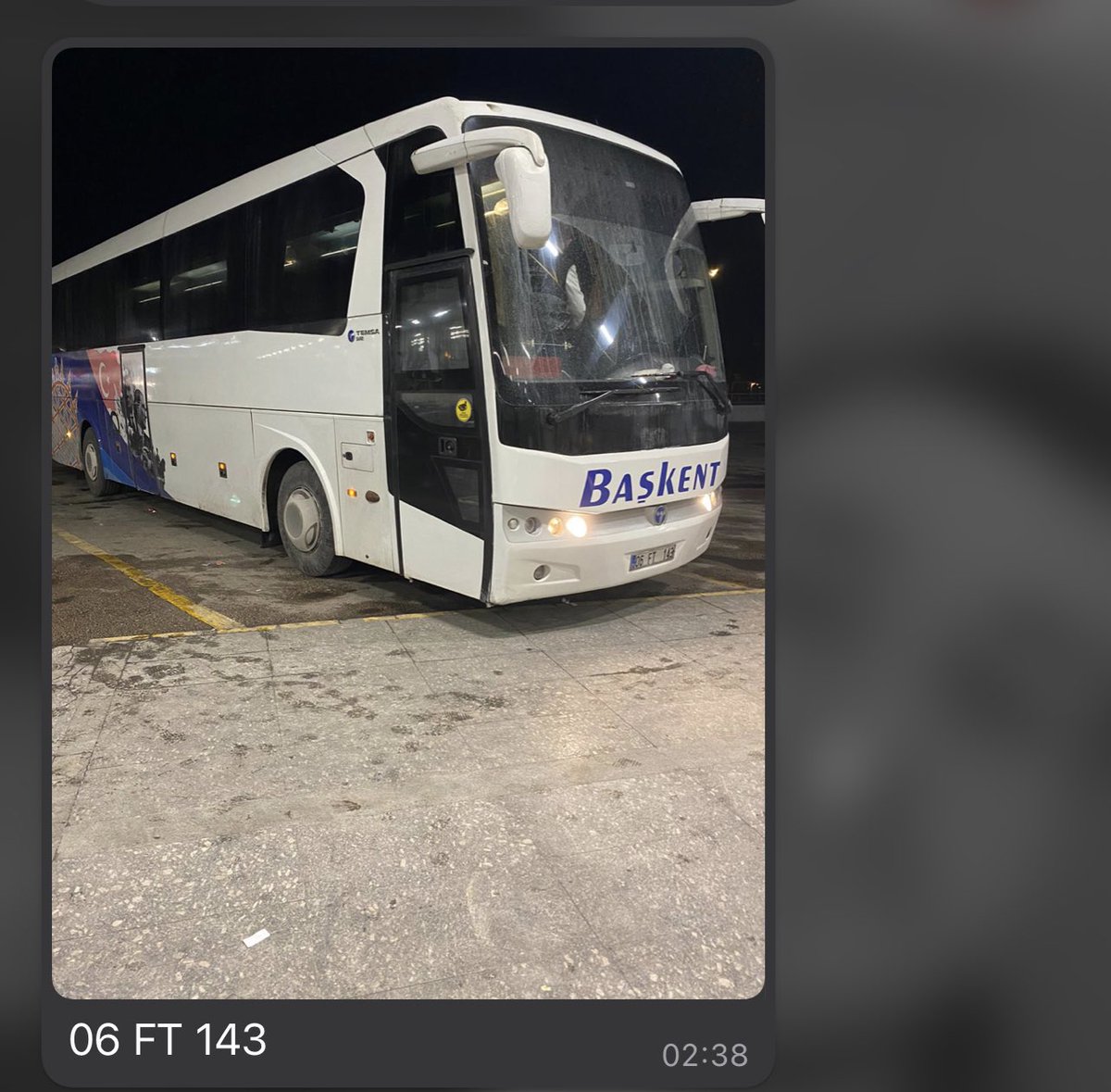 minainal's tweet photo. Arkadaşım dün Hatay’dan ankaraya geliyor ailesiyle. Annesinin kaburgaları çatlaktı. Kuzeninin de bileği kırıktı. İnsanlıktan gerçekten nasibinizi alamamışsınız. Her şeyini kaybeden insanlara “Dur şu kalmış onu da alalım” demişsiniz resmen. https://t.co/RFO9mkoHOr