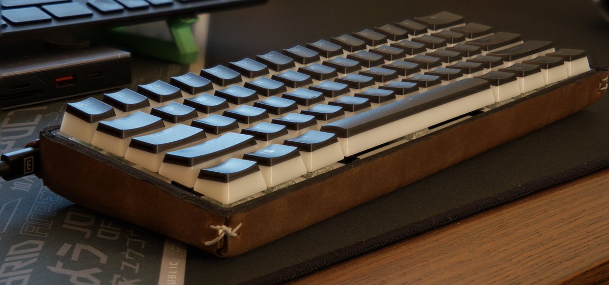 I swapped the case for a $20 white plastic one and then wrapped it in leather. Does it look weird? A couple more pics of my cow-based Wooting 60HE: instagram.com/p/CoZC8VjOSIp/…