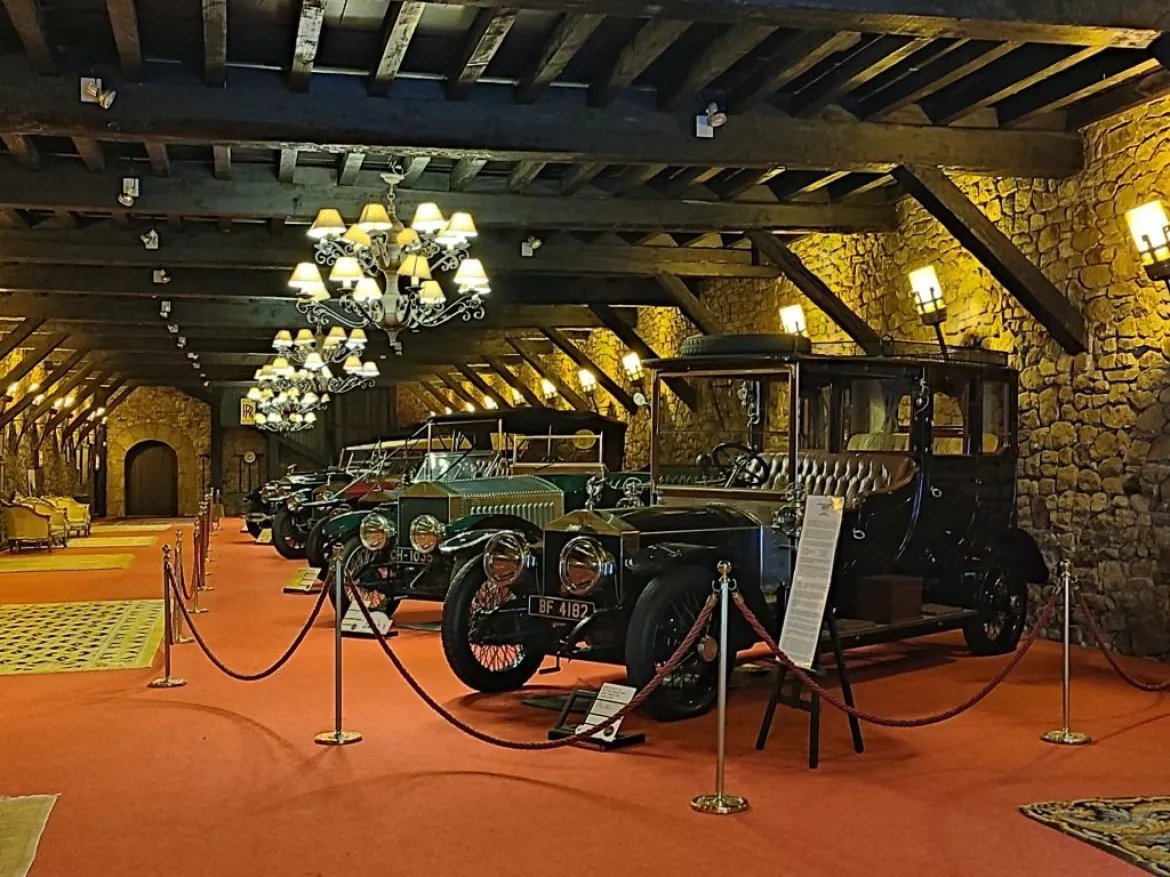 torreloizaga's tweet photo. Gracias al blog de #viajes @GulliverVan por el artículo que han escrito en el que dan cinco motivos para visitarnos, entre los cuales, destacan que poseemos todos los modelos #RollsRoyce fabricados entre 1910 y 1998. ¡Te invitamos a leerlo completo!
➡️ https://t.co/Hzia5NU0Fn https://t.co/kJfKrzGY2e