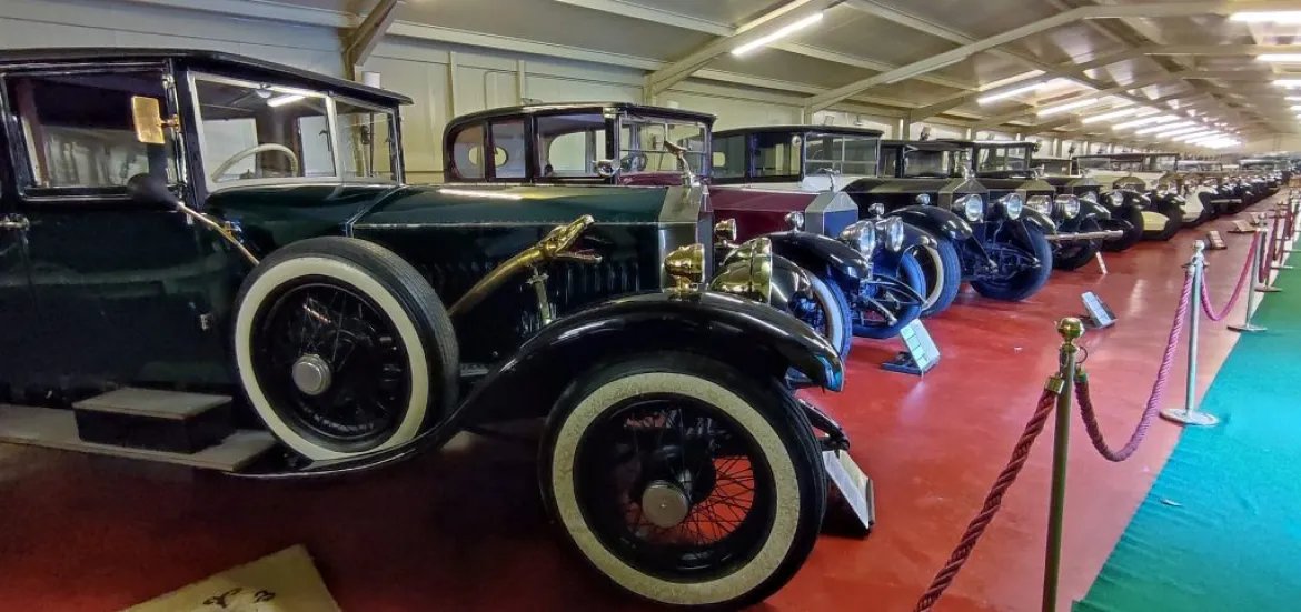 torreloizaga's tweet photo. Gracias al blog de #viajes @GulliverVan por el artículo que han escrito en el que dan cinco motivos para visitarnos, entre los cuales, destacan que poseemos todos los modelos #RollsRoyce fabricados entre 1910 y 1998. ¡Te invitamos a leerlo completo!
➡️ https://t.co/Hzia5NU0Fn https://t.co/kJfKrzGY2e