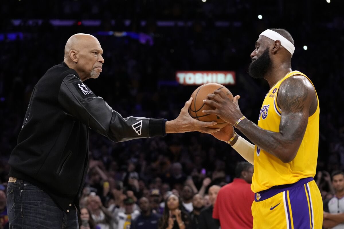 RealExtramile's tweet photo. The passing of the torch 👑 https://t.co/5OK962NGKe