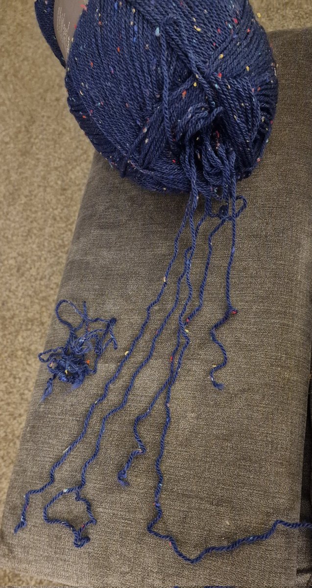 CJHollinger16's tweet photo. @knitsirdar please could someone contact me regarding a complaint I have raised and had no answer on regarding a faulty skein. https://t.co/6LdqK33a73