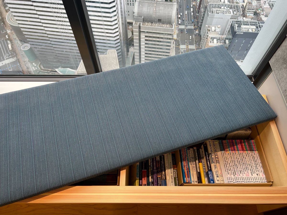 gxp_inc's tweet photo. 先日、社内の書籍を管理するアプリがリリースされました！
（社内の有志が自己啓発を兼ねて作りました🙌）
テーブルや本棚、スツールの中など、いろいろなところにいろいろな本があります
#グロースエクスパートナーズ https://t.co/OtiPCFoP7a