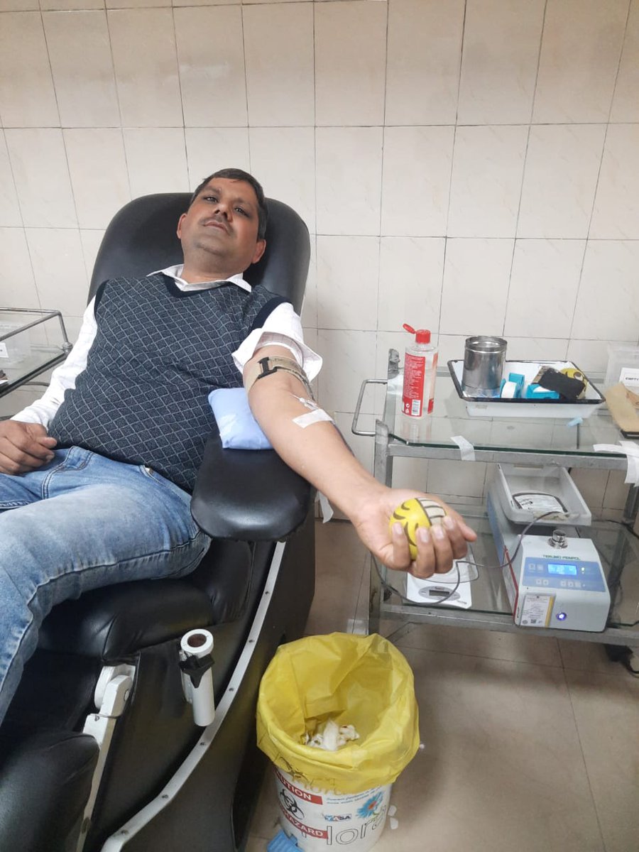 DelhicopRvndr's tweet photo. Delhi Police
❤️ Ki Police
RR ARMY हॉस्पिटल में Army के जवान को दुर्लभ ब्लड A Neg की जरूरत होने पर @DehiPolice के @DCPSouthWest के थाना #Subroto #Park के जवान #HC #Ravinder पहुंचे और 6वां रक्तदान किया
सैलूट
@CPDelhi @IamRituKataria @CopAmitphogat @anandmahindra https://t.co/et64hG6uKp