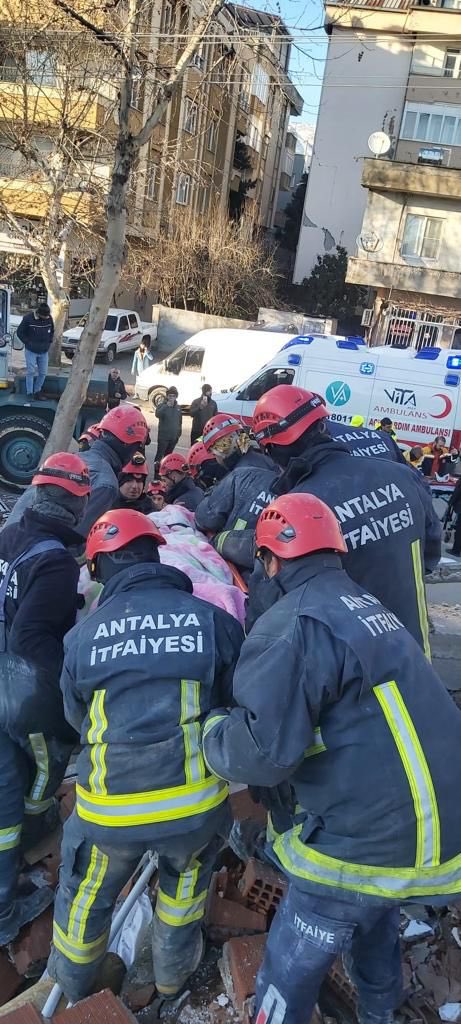 ANTALYABB's tweet photo. Kahraman itfaiye ekiplerimiz, afet bölgelerinde depremzedeleri kurtarmak için arama kurtarma çalışmalarına büyük bir özveriyle devam ediyor. https://t.co/ih01Exe4ux