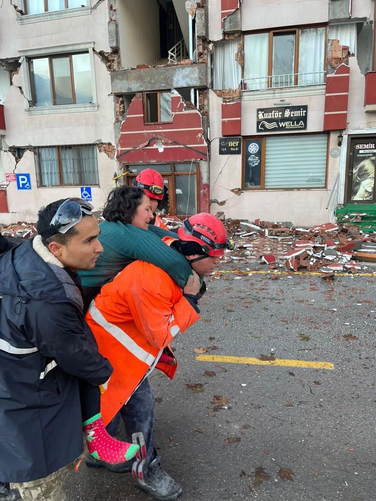 ANTALYABB's tweet photo. Kahraman itfaiye ekiplerimiz, afet bölgelerinde depremzedeleri kurtarmak için arama kurtarma çalışmalarına büyük bir özveriyle devam ediyor. https://t.co/ih01Exe4ux