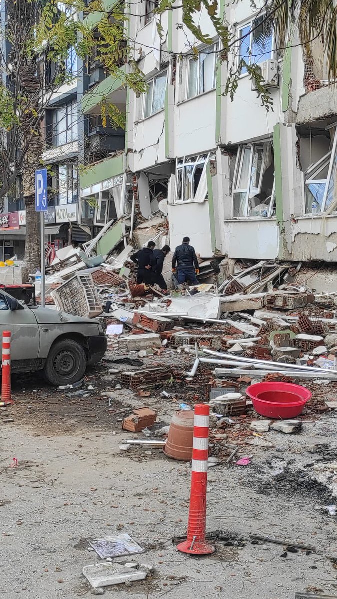 İNSANLAR ÖLÜYOR AÇLIKTAN SOĞUKTAN CANIMIZ CİĞERİMİZ YÜREĞİMİZ YANIYOR YAKINLARIMIZ ÖLÜYOR NOLUR HATAYA ANTAKYAYA İPEK SOKAKLAR ATATÜRK CADDESİ AKEVLER ŞEHİTLİĞE YARDIM EDİN ALLAH RIZASI İÇİN