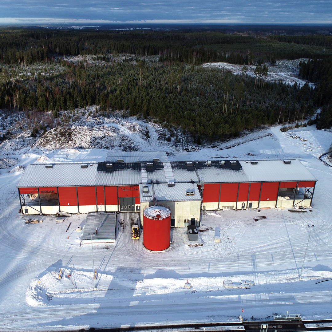 BiolanSuomi's tweet photo. Biolan etujoukoissa vihreässä siirtymässä – Eurassa vihittiin käyttöön jopa maailman mittakaavassa uniikki biokuitulaitos. Lue lisää: https://t.co/9JESfylQB2
#biolan #vastuullisuus #kasvatakestävästi #biokuitulaitos https://t.co/qxbeOZMOZb