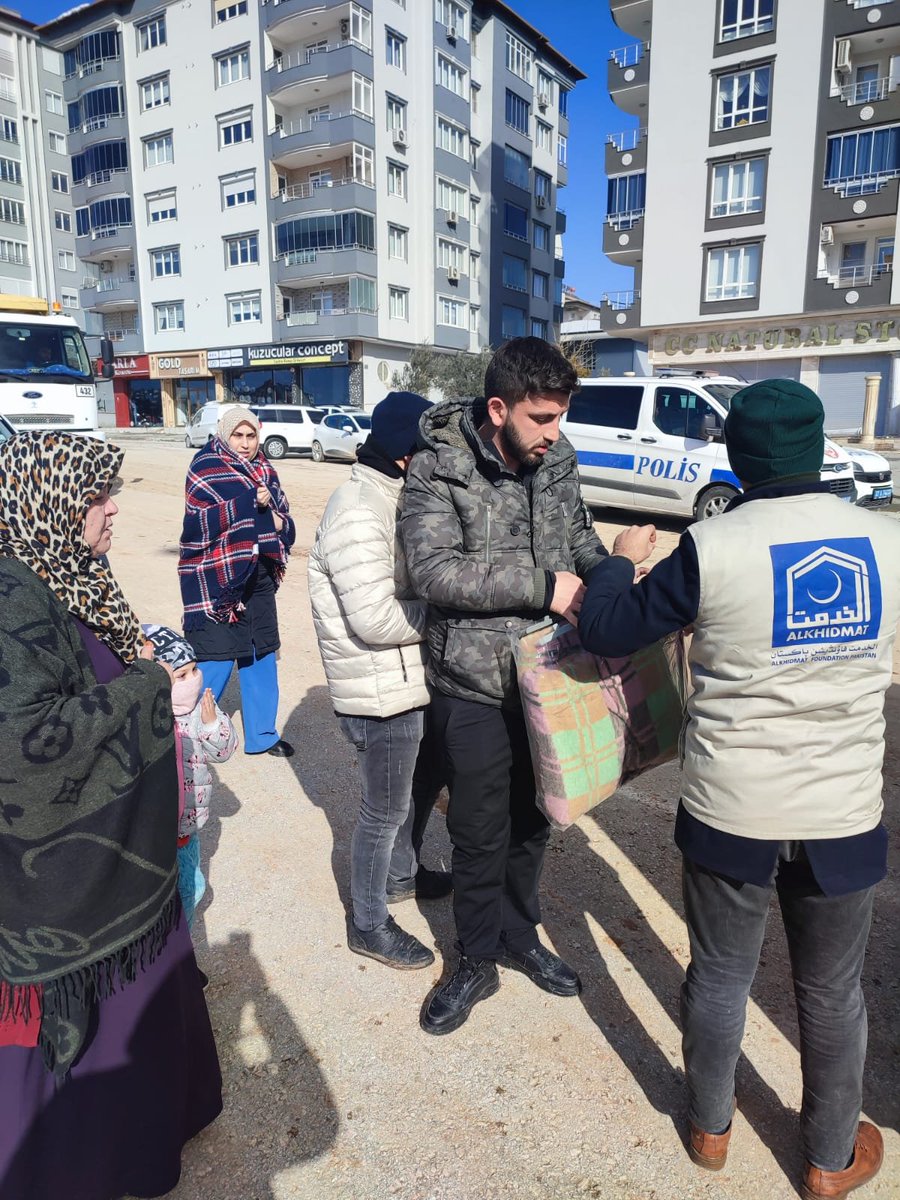 AlkhidmatOrg's tweet photo. #Update Alkhidmat volunteers are distributing blankets among earthquake victim families of Gaziantep, Turkiye. 
#TurkeyQuake  #Earthquake #Pakistan https://t.co/tT80uUSo3s