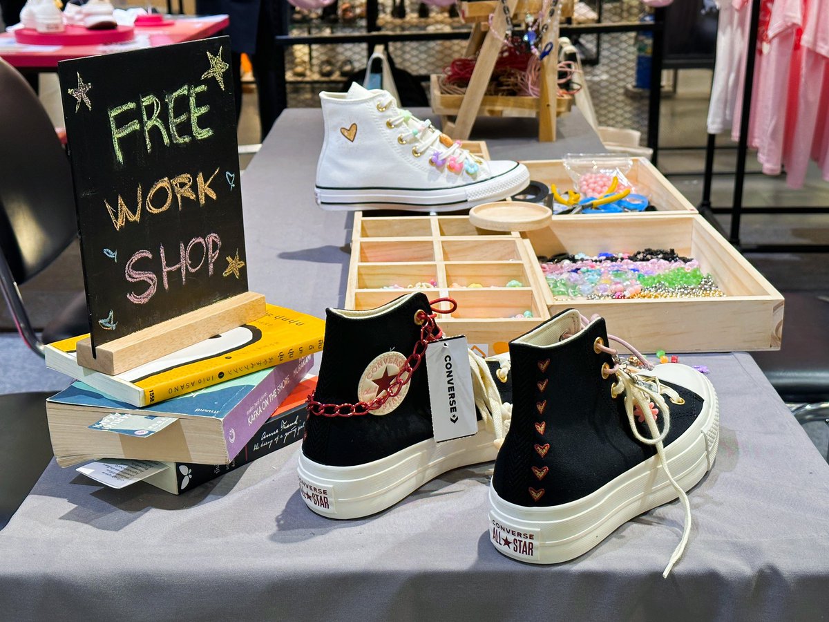 วันนี้ที่รอคอย คอนเวิร์สให้แต่งรองเท้าเองได้แล้วววว ㅜㅡㅜ เป็น work shop ที่สนุกมาก ซื้อรองเท้าแล้วแต่งฟรีเลย อะไหล่เยอะ ล่อตาล่อใจสุดๆ ยิ่งรองเท้า Valentine's Collection คือน่ารักทุกคู่