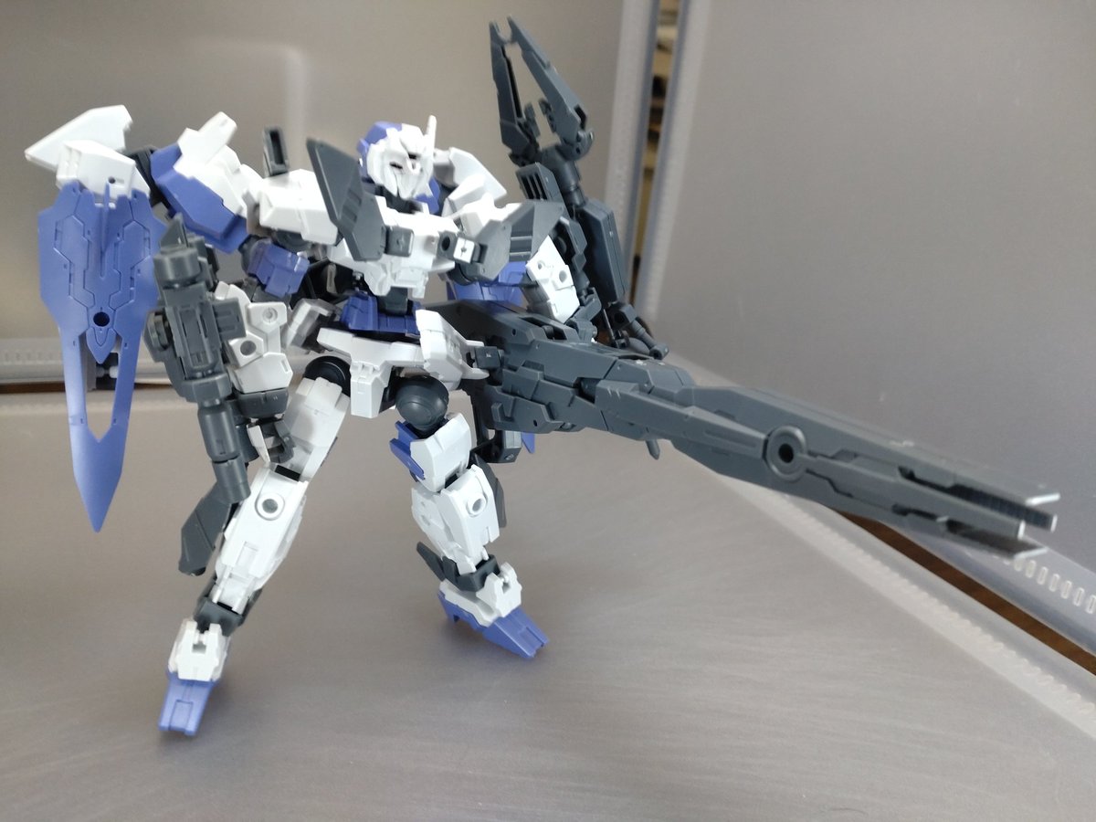 LECROSSBONES's tweet image. #30MM宇宙戦 
#30MM地球連合軍
#30MM 
ウルフアイズ・バスターウイング
味方艦隊救援のため大型バスターキャノンを装備した形態
必要な大型アームユニットの調整が間に合わず背部にエスポジットの脚部を接続しブースター兼追加ジェネレータとしている
救援には成功したが反動により中破してしまった