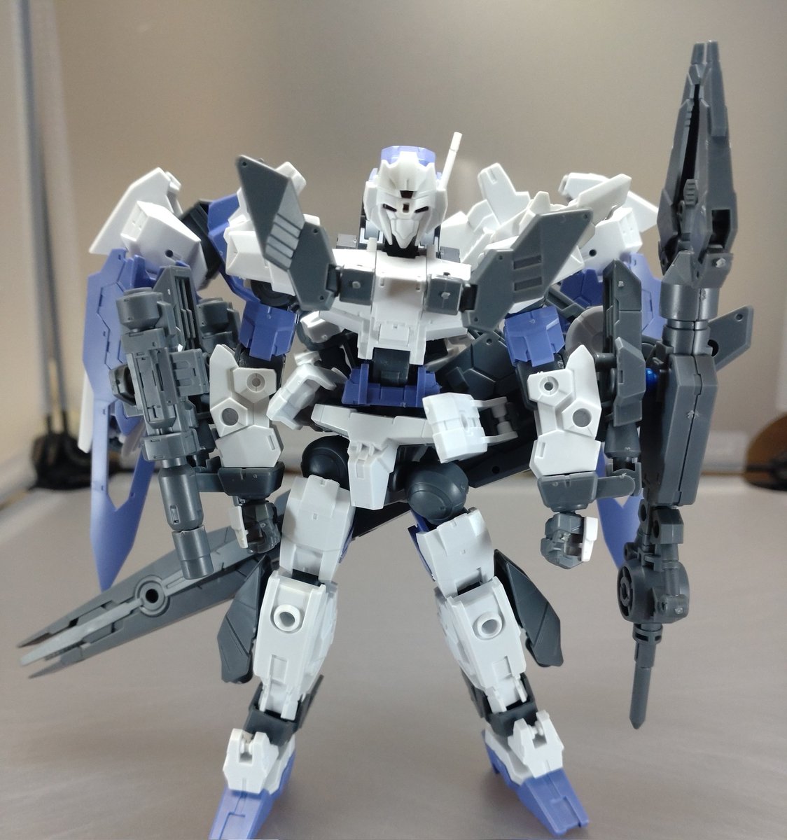 LECROSSBONES's tweet image. #30MM宇宙戦 
#30MM地球連合軍
#30MM 
ウルフアイズ・バスターウイング
味方艦隊救援のため大型バスターキャノンを装備した形態
必要な大型アームユニットの調整が間に合わず背部にエスポジットの脚部を接続しブースター兼追加ジェネレータとしている
救援には成功したが反動により中破してしまった