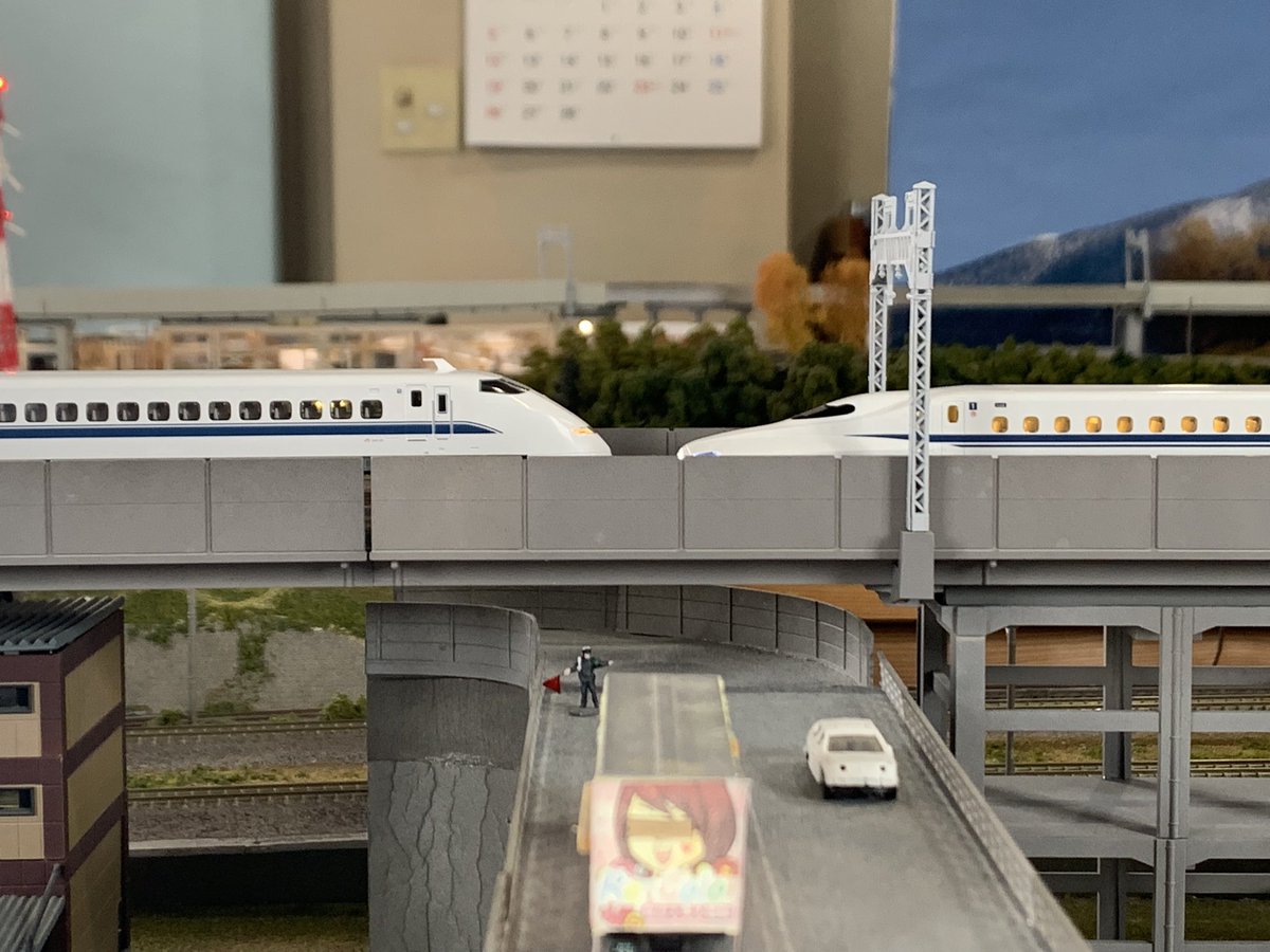 UTAMALOchan's tweet photo. 本日もリカラー様高架線で運転致しました。
新���線は並べるのが大変ですが、素晴らしいレイアウトのおかげで楽しく過ごせました。

#リカラー　#Re_Color https://t.co/BgHh42UYHc
