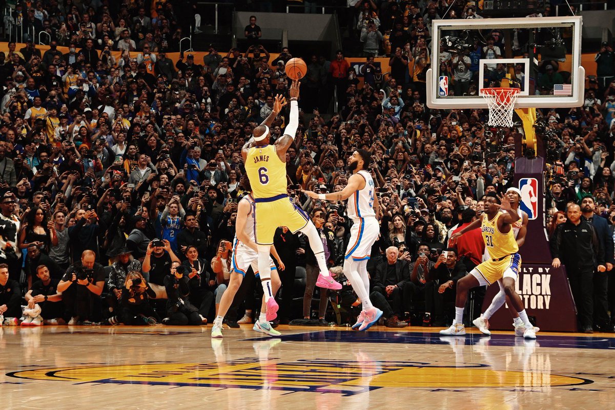 HumphryJoey's tweet photo. LeBron James heeft vannacht al het all-time puntenrecord in de NBA verbroken 🙌

Zoom even in op 't publiek, 95% ziet dit historische moment via 't schermpje terwijl ze er bij zijn 😑 https://t.co/59GT0Muu1a