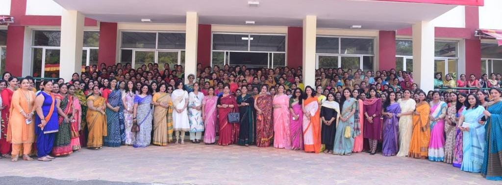 artrac_ia's tweet photo. Mrs Sunaina Mahal, Regional President #AWWA #ARTRAC interacted with families at #ACC&amp;S and #MIC&amp;S at Ahmednagar.
She emphasised the need for them to maintain good health and continue with their pursuit for individual development &amp; growth.
@OfficialAwwa https://t.co/4BooFOzpar