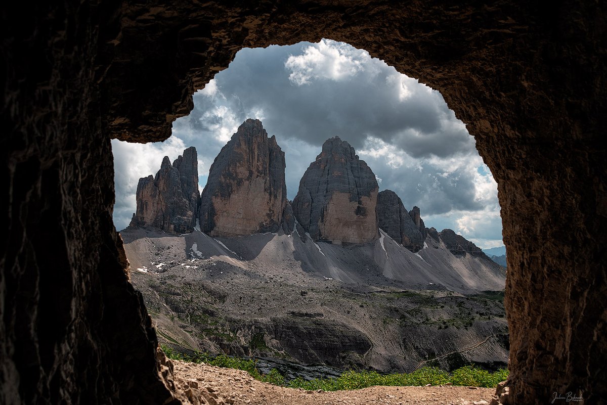 julienbukowski's tweet photo. Tre Cime, dans les Dolomites, est l'un des plus beaux paysages que vous puissiez imaginer. Les montagnes se dressent majestueusement devant vous, offrant une vue incroyable sur les pics enneigés et les lacs alpins. C'est un endroit magique que l'on ne peut s'empêcher de contemple https://t.co/gOYxPJcfkH