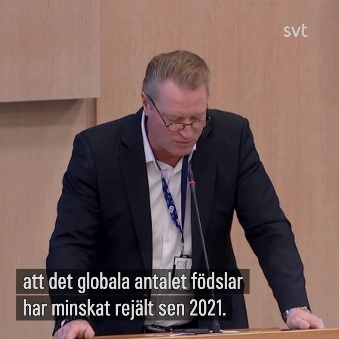 veolenes's tweet photo. Sverigedemokraten Martin Siltanen von Bell har ”läst på lite” och upptäckt ”väldigt intressanta bevis” för att vaccin steriliserar oss och tyckte att det var en bra idé att läsa högt i regionfullmäktige. https://t.co/VTtVRakEwn