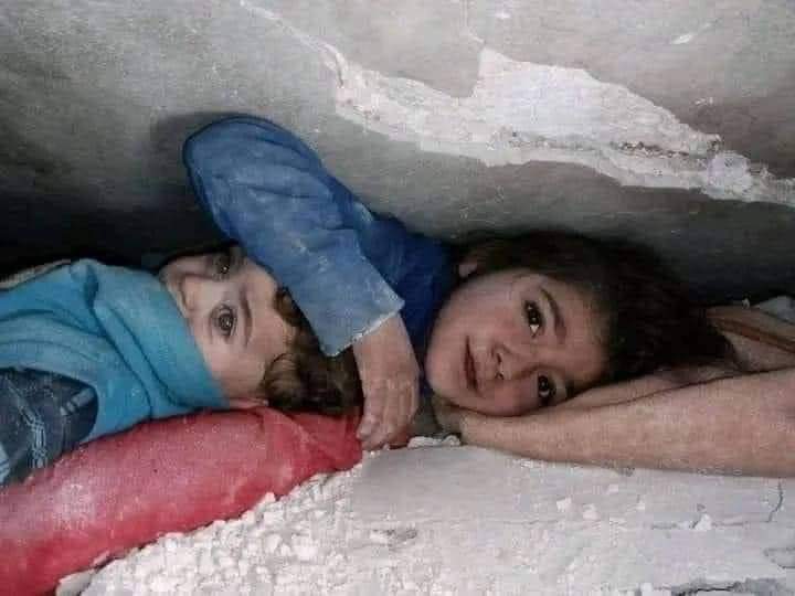 amanullah803246's tweet photo. He protected his Brother's head under the rubble and greeted us with a smile. #Syria this morning.
May Almighty Allah help mankind. Ameen
#prayforturkiye #PrayForSyria #prayformankind https://t.co/32mMvyejh8