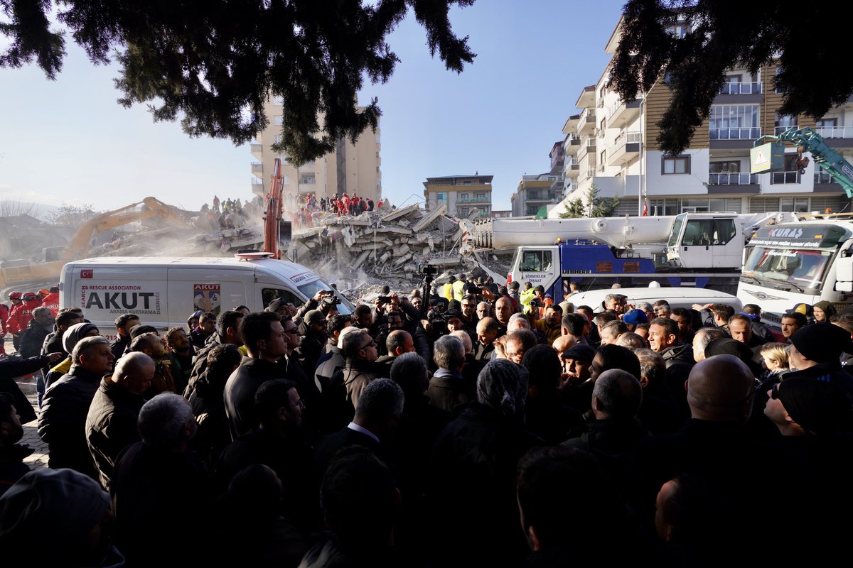 ekrem_imamoglu's tweet photo. Osmaniye’deyiz, çok sayıda yıkılan binada arama kurtarma çalışmaları devam ediyor. Genel Başkanımız Sayın Kemal Kılıçdaroğlu ve Büyükşehir Belediye Başkanlarımızla çalışmalar hakkında bilgi aldık, geçmiş olsun dileklerimizi paylaştık. https://t.co/MSEnzxERcr