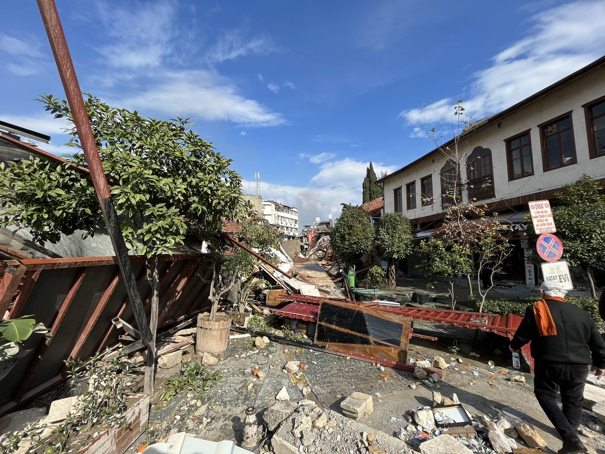 charmquell's tweet photo. Dışardan gelen insanlar haberlerin aynı görselleri döndürdüğünü söylediler. Antakya’da içinde yaşanabilir tek bir bina kalmadı. Şehir kalmadı. https://t.co/4FgrRGm2Ri