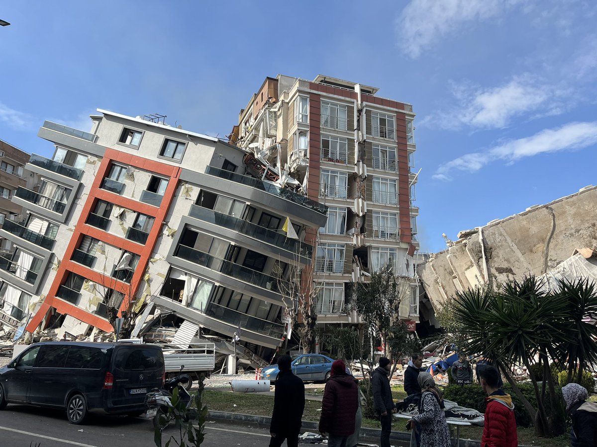 charmquell's tweet photo. Dışardan gelen insanlar haberlerin aynı görselleri döndürdüğünü söylediler. Antakya’da içinde yaşanabilir tek bir bina kalmadı. Şehir kalmadı. https://t.co/4FgrRGm2Ri