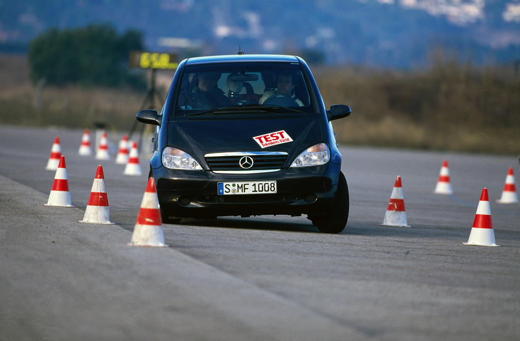 CzBenz's tweet photo. Zítra tomu bude 25 let, co byla zahájena výroba vozu #MercedesBenz Třídy A se sériovým stabilizačním systémem ESP. Jednalo se o první vůz na světě, který bezpečnostní prvek zavedl do masové produkce. Přispěl tím k montáži ESP do všech automobilů v EU. https://t.co/0Li424iGf2 https://t.co/jO3a5GCkZw