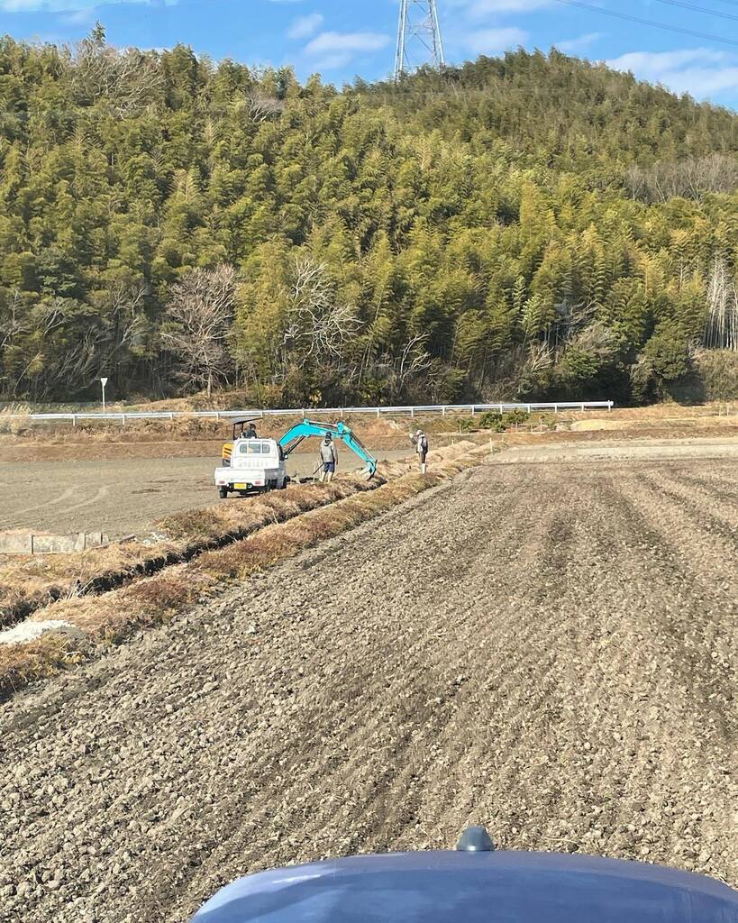 排水口補修中！
農家あるある👩‍🌾😀

#農業 #稲作 #大豆 #小麦 #お米 #田んぼ #畑 #田舎 #農業機械 #トラクター #コンバイン #ドローン  #無人ヘリ #自動操舵 #クボタ #イセキ #ヤンマー #topcon  #trimble #agribusnavi #gadget #apple大好き