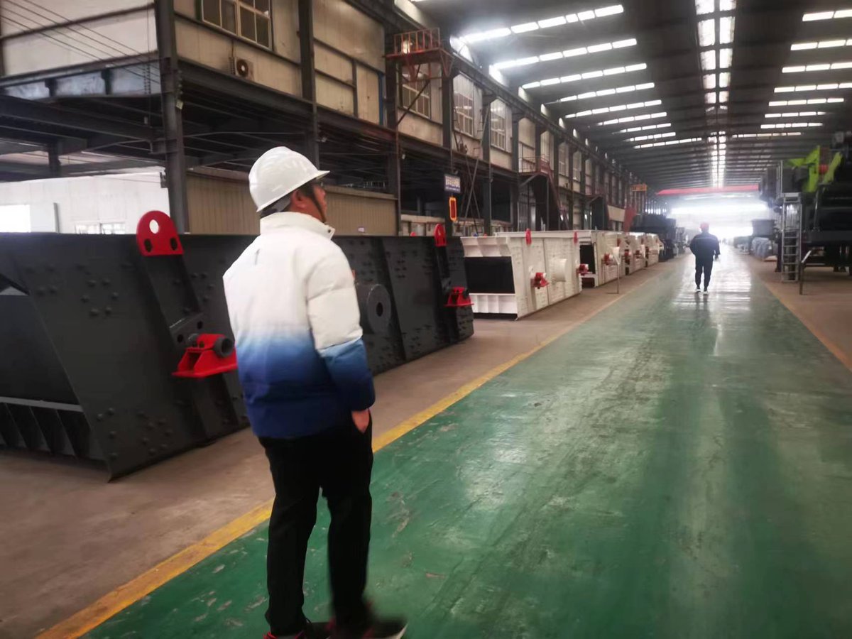 dsmac_crusher's tweet image. Another customer now in the vibrating screen area of the finish product stock area. LOL

Do you wanna join us in the factory? 
Reserve NOW!!
T +86 1 873 7983 309 (W/App)
penny@chinacrushing.com

#crusher 
#screen 
#vibratingscreen 
#quarry 
#mine 
#mobilecrusher 
#construction