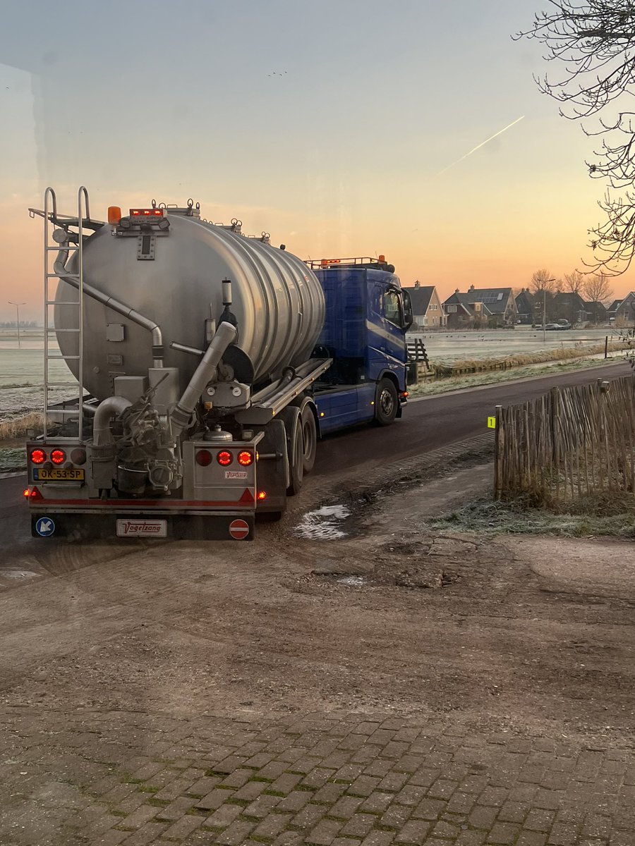 NatalieNTK's tweet image. Daar gaat weer een van de vele vrachtwagens met mest die we verplicht af moeten voeren. Vervolgens moeten we kunstmest aanvoeren.