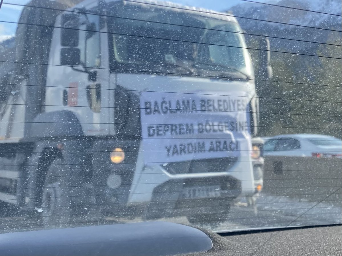 Hilfsgüter für die Menschen im Gebiet der #Erdbeben aus vielen Städten der #Türkei unterwegs auch in den Süden. #Hatay ist besonders schwer betroffen.