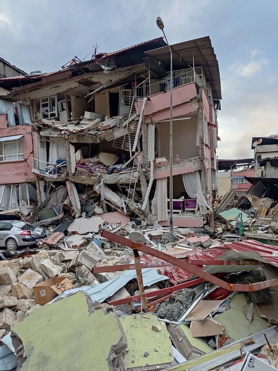 Hatay/Antakya Kurtuluş Caddesi son durum bu şekilde. Hâlâ doğru düzgün çalışmalar yok. Enkaz altında insanların olduğu biliniyor. Acil yardım bekleniyor
<a href="/OguzhanUgur/">Oğuzhan Uğur</a> <a href="/haluklevent/">Haluk Levent ( Ahbap Ekibi )</a> <a href="/HTalksMoments/">HTalks</a> <a href="/ahbap/">Ahbap</a> <a href="/BabalaTv/">BaBaLa TV</a> <a href="/PincTivi/">PincTv</a> #ozgurdemirtas